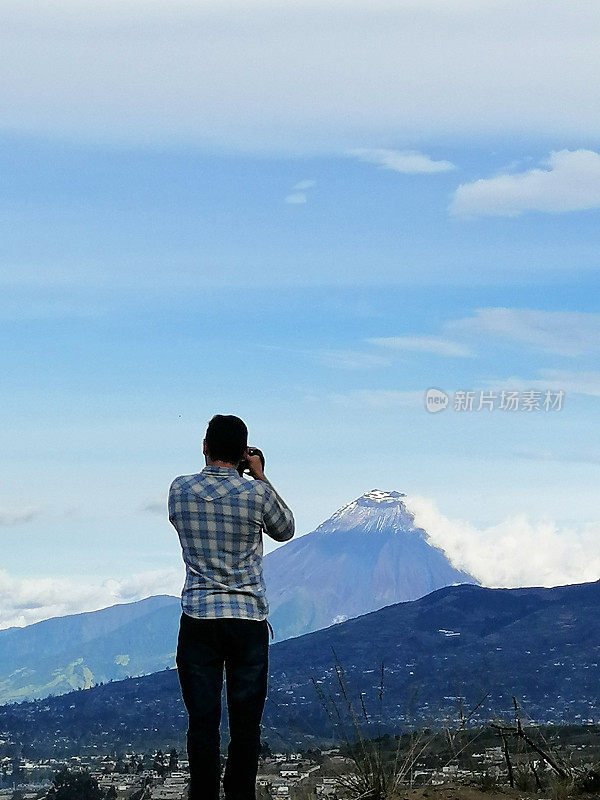 拉丁游客/摄影师在厄瓜多尔通古拉瓦安巴托附近的通古拉瓦火山旅游，放松享受和拍照。
